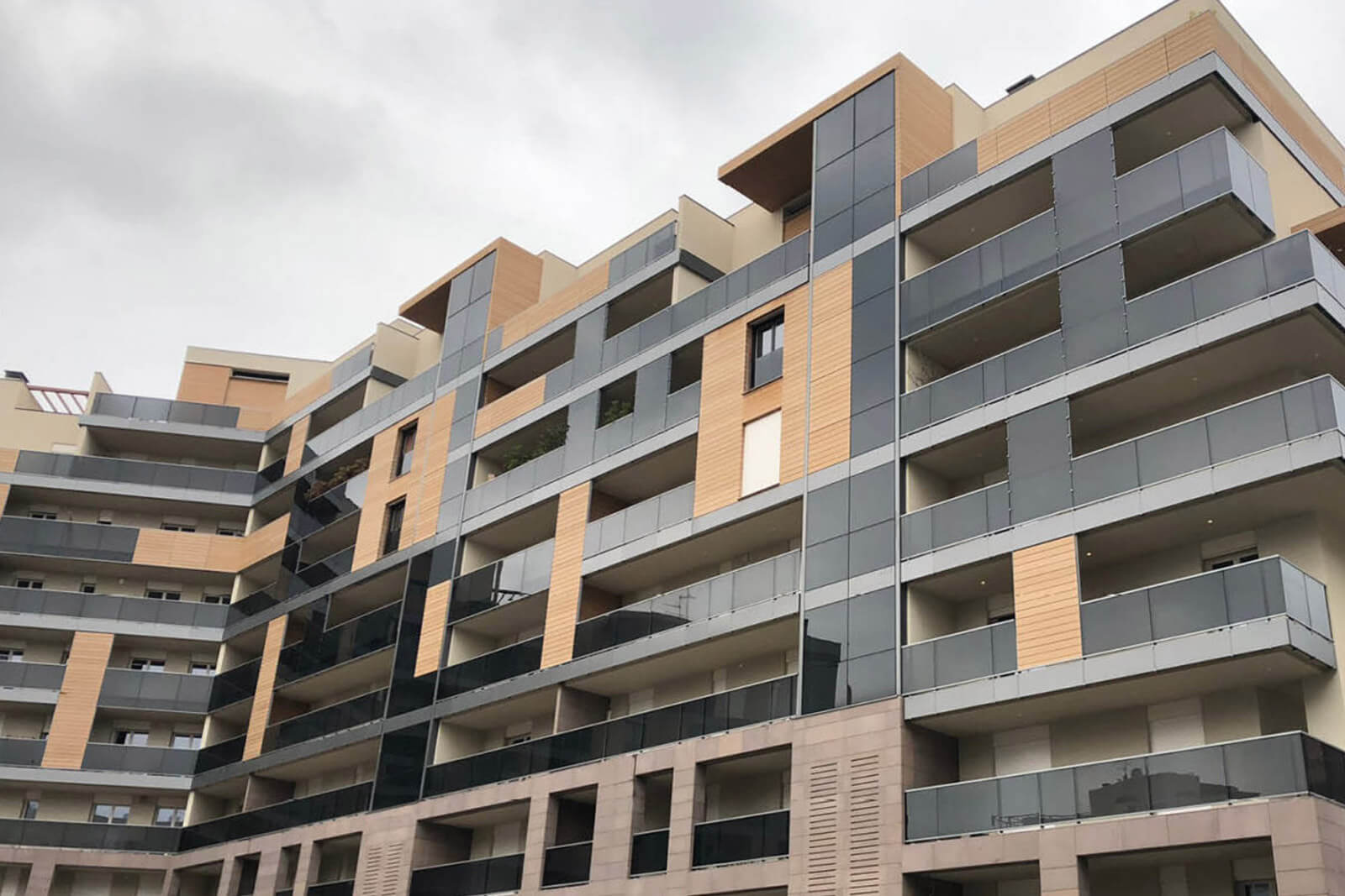 Parapetti in vetro e alluminio - Palazzina residenziale Bergamo