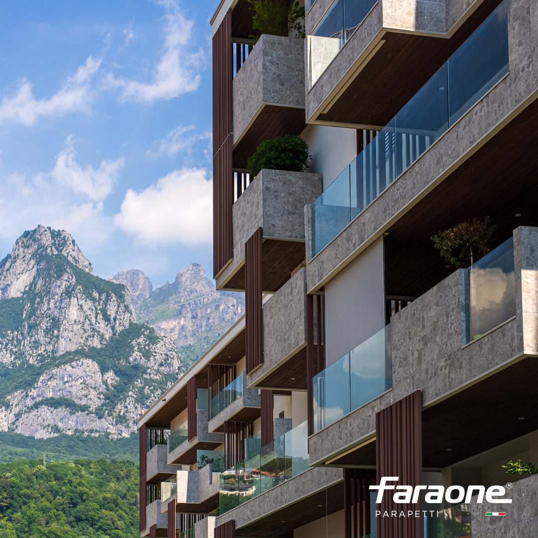 Linea verticale di parapetti su residenza di alta quota