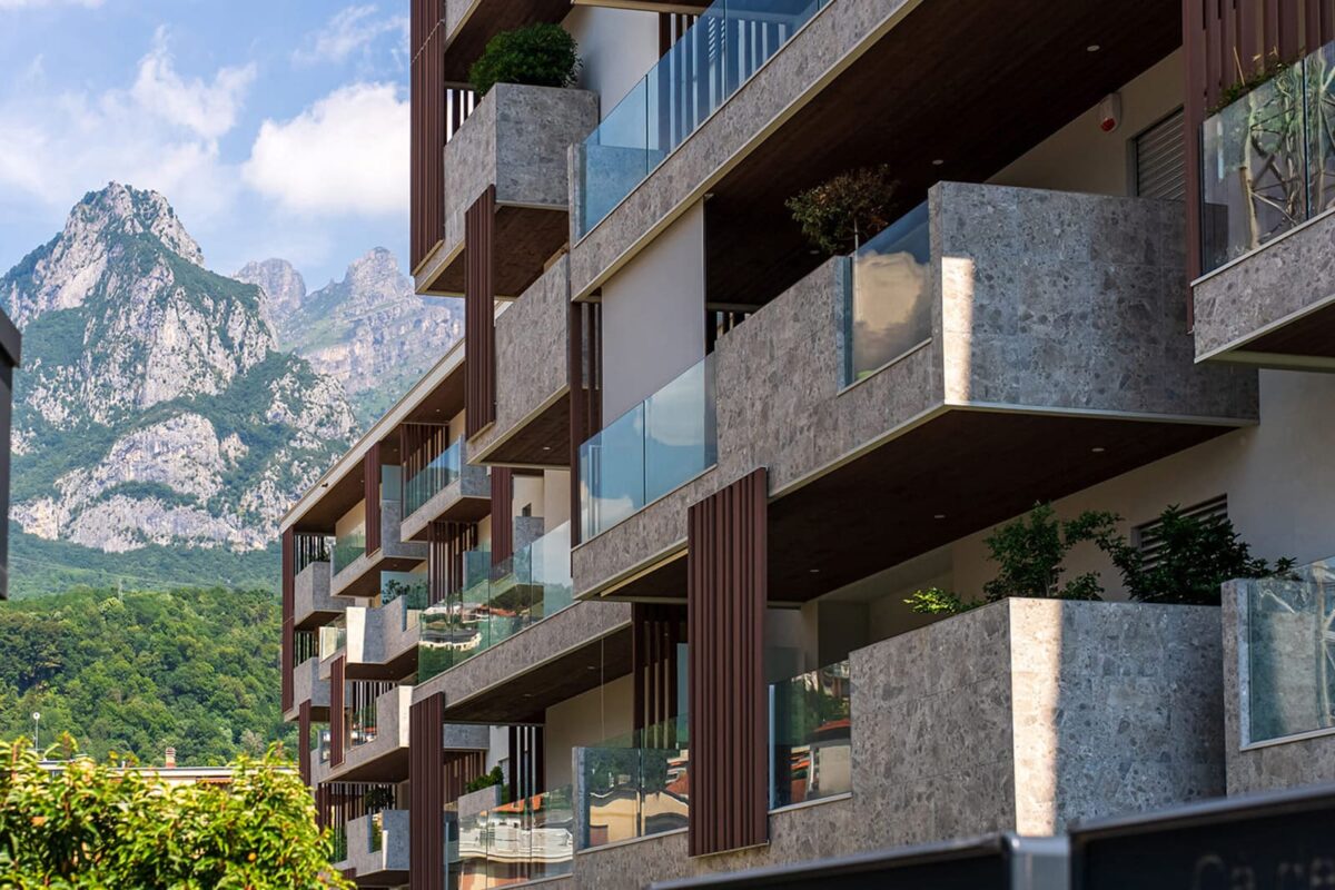 Linea verticale di parapetti su residenza di alta quota