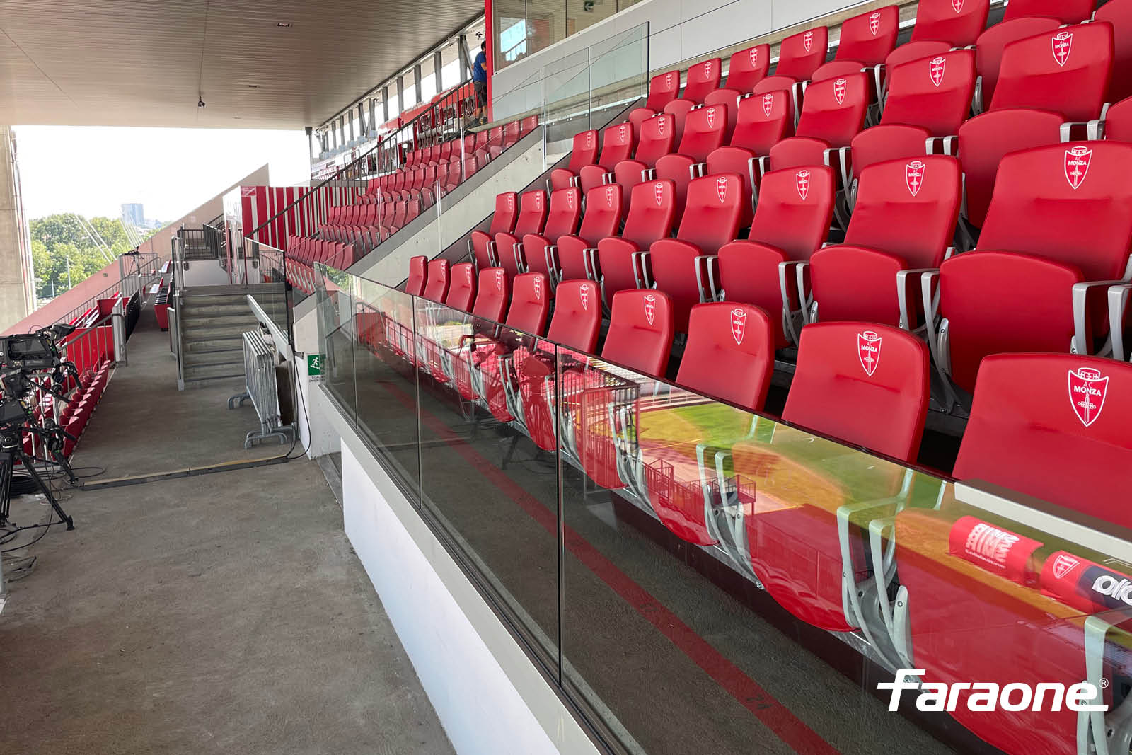 parapetti per impianti sportivi in alluminio e vetro