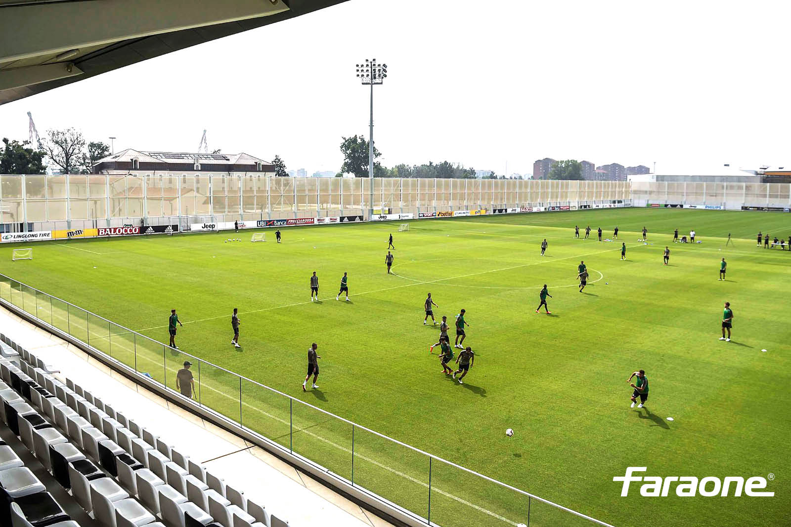 parapetti per impianti sportivi in alluminio e vetro