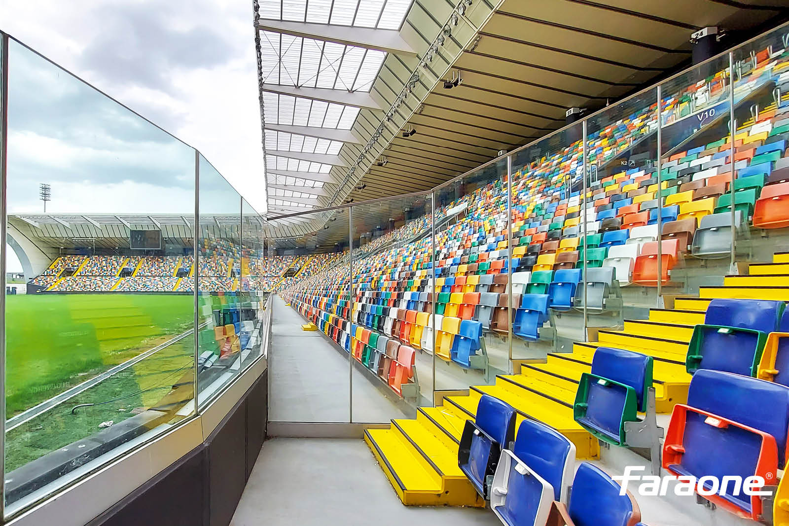 parapetti per impianti sportivi in alluminio e vetro