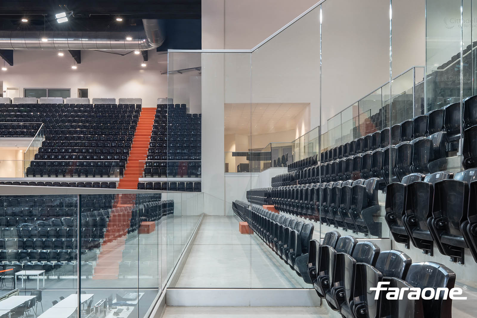 parapetti per impianti sportivi in alluminio e vetro