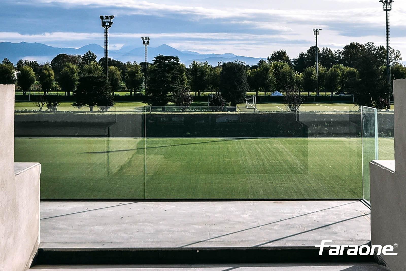parapetti per impianti sportivi in alluminio e vetro