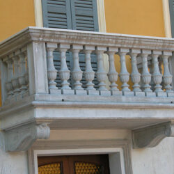 Balcone-con-colonne-in-cemento
